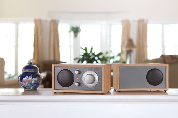 iPod、MP3 Player當道時代,幾乎已忘了過去聽音樂時,那種需要手動調頻、變換曲目的感受,還在用iPod、MP3 Player聽歌嗎?試試放下它們吧!改用復古收音機試試,保證讓你回憶湧上心,甚至更記起昔日的美好。